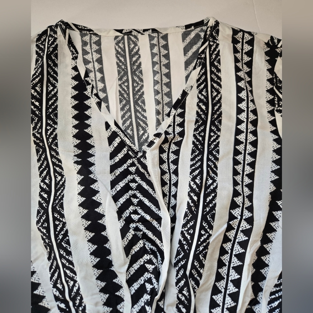 Black and White Patterned Maxi Dress. Size L - Picture 8 of 11